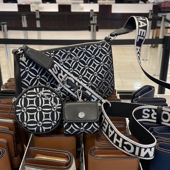 MICHAEL KORS Jet Set Travel Small Logo Jacquard Crossbody With Tech Attach - Blk - Picture 2 of 16